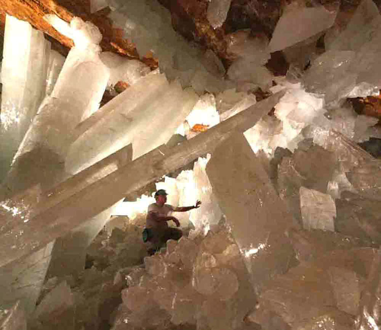 http://www.bibliotecapleyades.net/imagenes_ciencia/crystalcave05.jpg